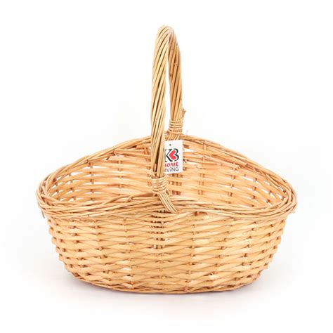 Pletena košara z darilnimi piškoti, zavita v celofan