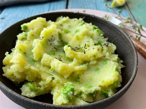 fotografija brokolijevega pireja s parmezanom, postreženega kot priloga ribi