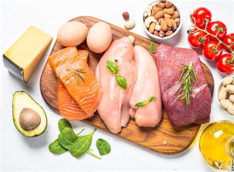 različni zelenjavni pireji, postreženi kot barvita podlaga za meso ali ribe