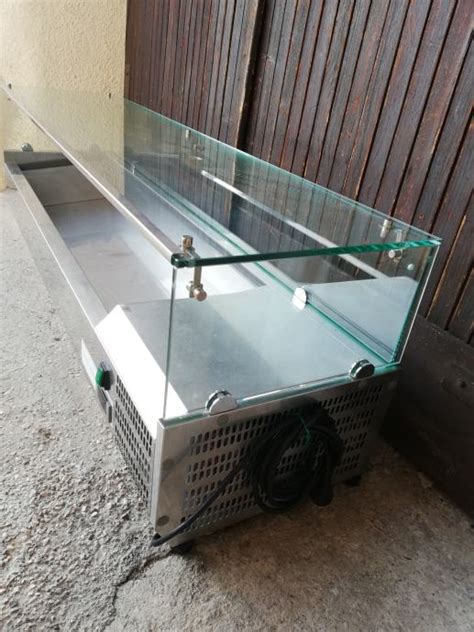 vitrina s pisano ponudbo porcijskih tortic