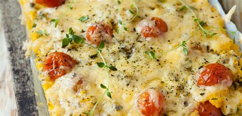 Polenta casserole z rumenim sirom in koruzo, pečena v keramični posodi
