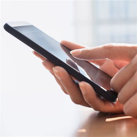 Tematsko foto - tehnik popravlja mobilni telefon