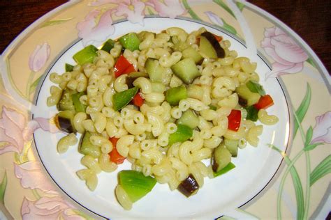priprava solate z makaroni in zelenjavo