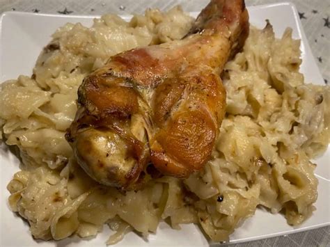 Sveže pečeni mlinci na pekaču s hrustljavimi mehurčki