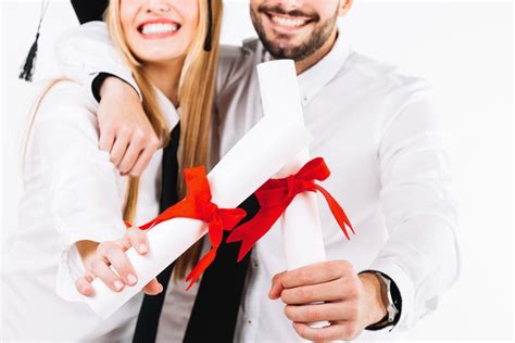 Tematska fotografija, ki prikazuje diplomanta z diplomo in cvetjem