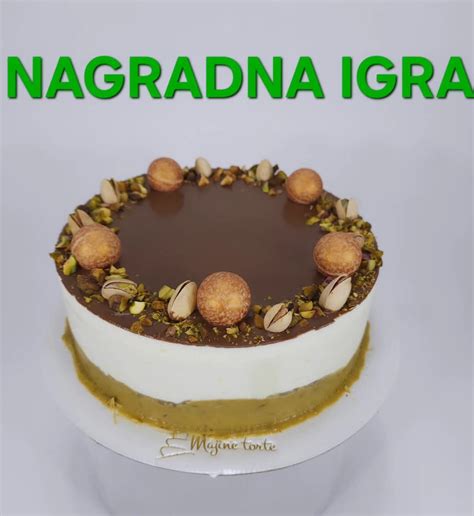 različne sodobne torte na krožnikih