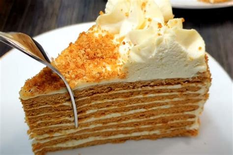 različne torte na fotografijah: posna torta, medovik, bečka punč torta