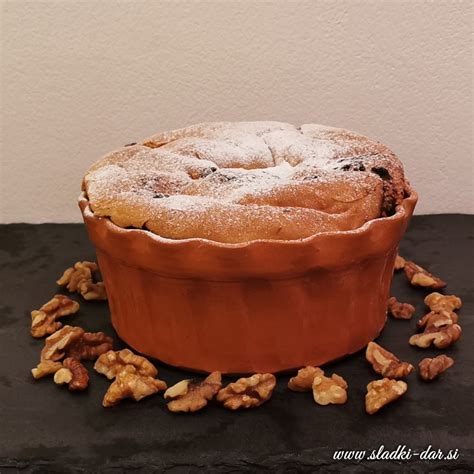 Fotografija pečene orehove potice v tradicionalnem potičniku