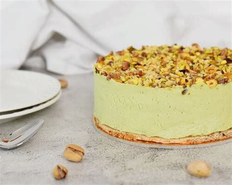 priprava torte s pistacijo in belo čokolado