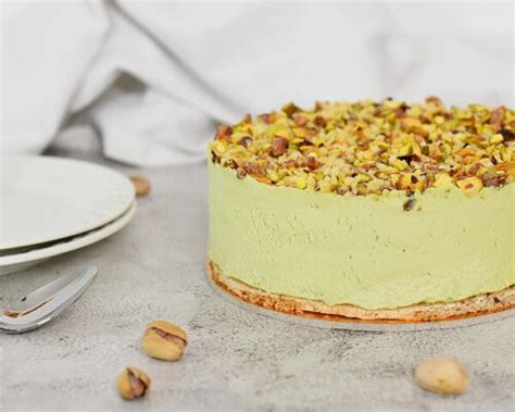 sestavljena torta s pistacijo in belo čokolado