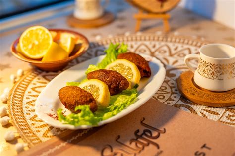 Tematska fotografija arabskih jedi, falaflov in mezze krožnikov
