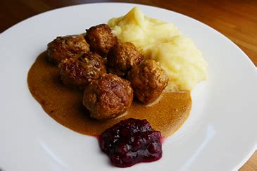 Švedske mesne kroglice z brusnično marmelado in pirejem