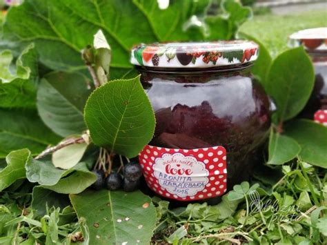 prikaz pripravljene marmelade iz aronije v kozarcih