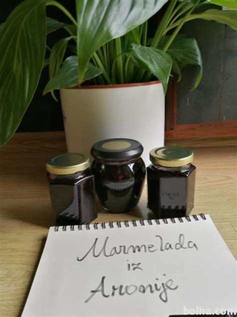 slika marmelade iz aronije in banane na rezinah kruha