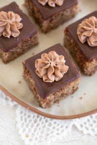 slika okusne čokoladne torte z orehi in pomarančo, okrašene z mandarino
