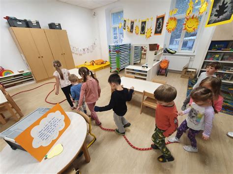 Fotografija otrok, ki se igrajo didaktično igro v vrtcu