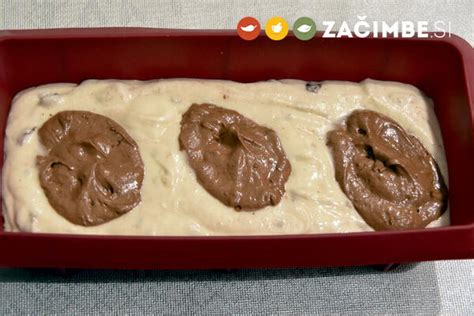 različne vrste sladkih peciv iz beljakov, kot so makroni in Pavlova