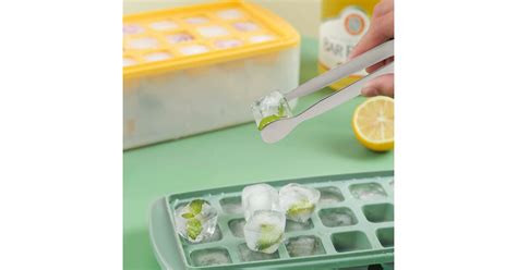 modelčki za ledene kocke, napolnjeni z zamrznjenimi beljaki