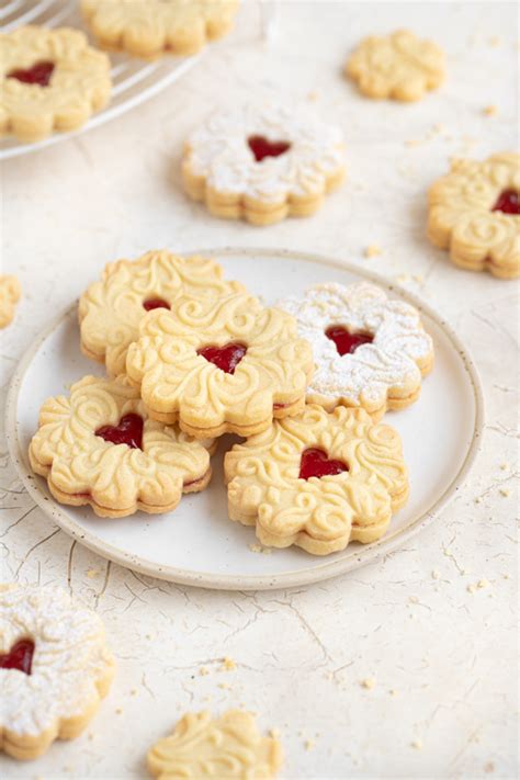 Fotografija pirha z naravnim odtisom lista, vezanega v nogavico.