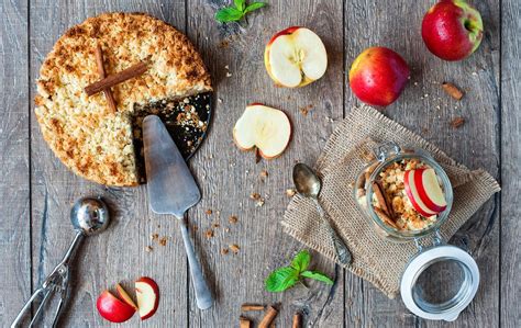 Prikaz vseh pripravljenih sestavin za jabolčno pito, razporejenih po skupinah.