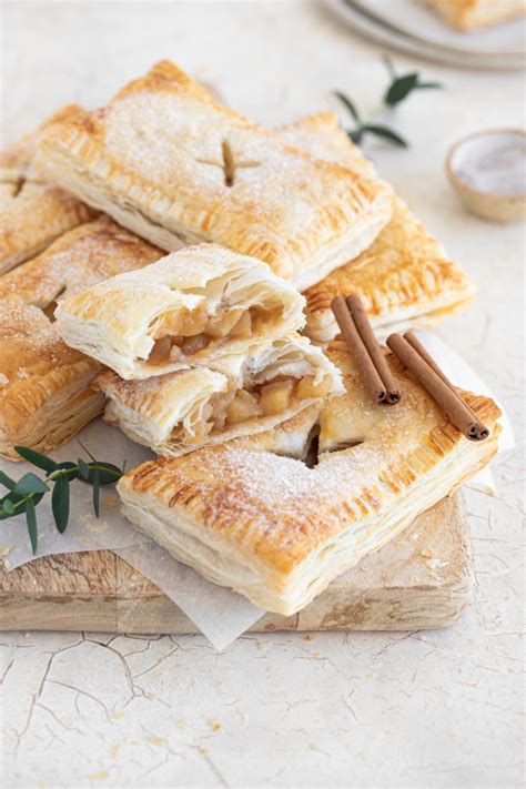 Prikaz končnega izdelka - jabolčne pite, narezane na kose, posute s sladkorjem v prahu.