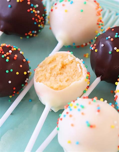 slika tortic na palčkah (cake pops) z različnimi dekoracijami