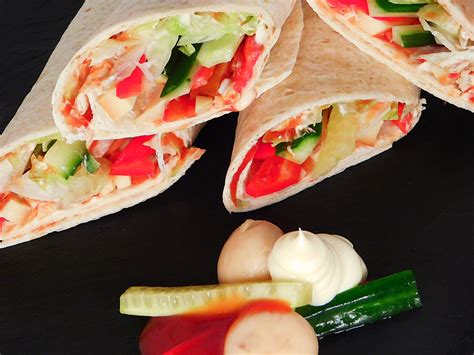 različni tortilja zvitki kot predjed na krožniku