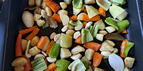 Prikaz pekača z zelenjavo, pečen na peki papirju, ki je ostal čist, v primerjavi s pekačem brez papirja, kjer so se ostanki prijeli.