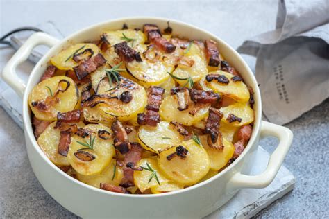 Različne jedi iz krompirja, ki prikazujejo njegovo vsestranskost.