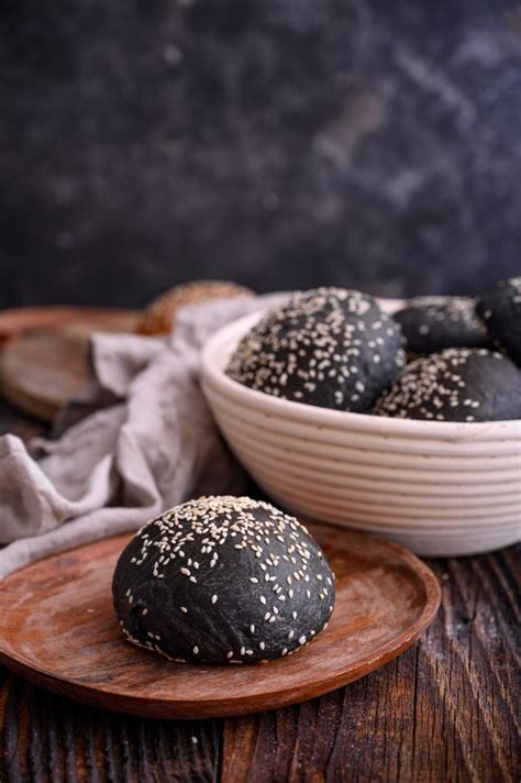 Črne burger bombetke posute s črnim sezamom