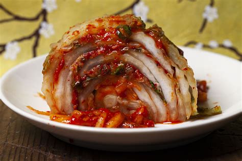Starodavna korejska družina pripravlja kimchi za zimo (Kimjang)
