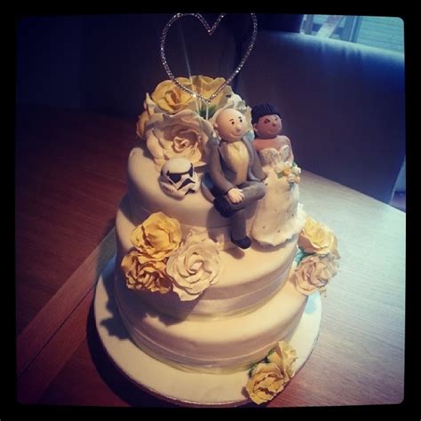 Večnadstropna torta za srebrno poroko z okrasnimi figuricami in trakovi