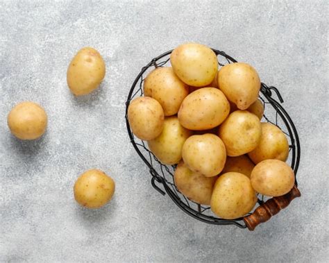 fotografija krompirja na pekaču pred peko
