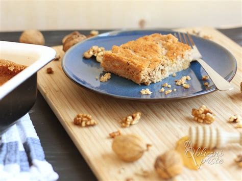 fotografija sladke grške pite z orehi in medom
