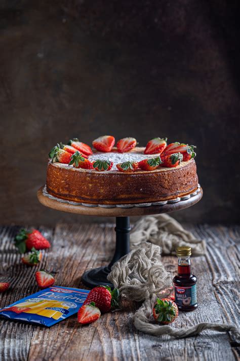 Prikaz prelivanja torte z jagodnim prelivom