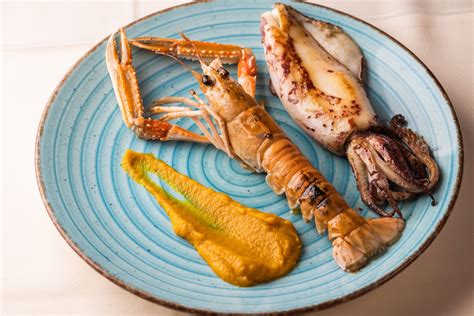 Prikaz pripravljenih žličnikov, ki čakajo, da jih dodajo v obaro.