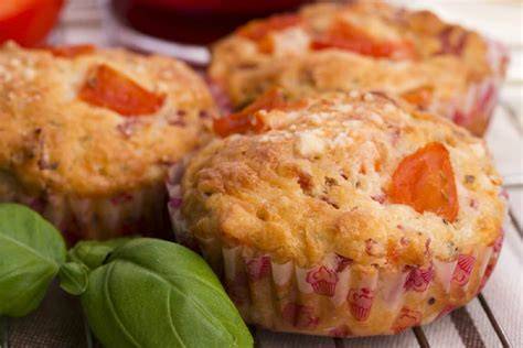 Prikaz sestavin za pizza muffine: moka, siri, salame, zelenjava