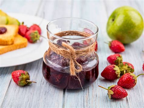 Fotografija kuhane marmelade iz gozdnih jagod v kozarcih