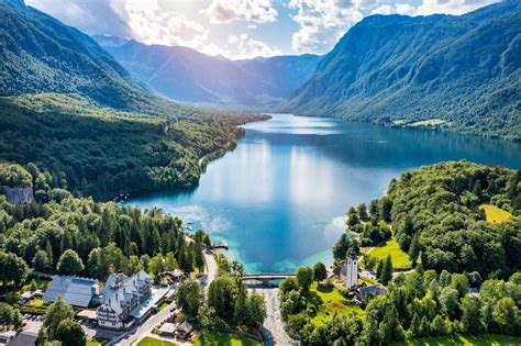 Fotografija Bohinjske zaseke in Bohinjske klobase na tradicionalni mizi