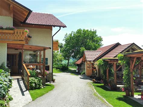 Tematska fotografija tradicionalne sirarne ali kmetije v Bohinju