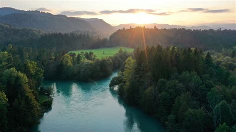 Tematska fotografija reke Save Bohinjke z aktivnostmi, kot sta rafting ali muharjenje