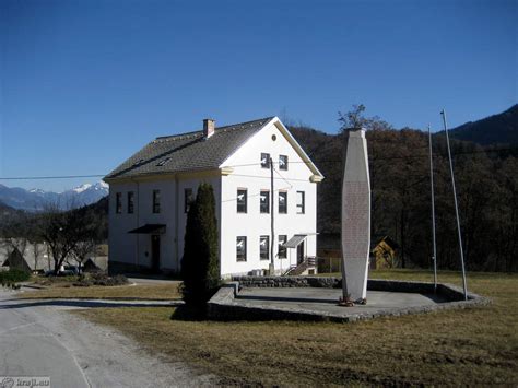 Razgledna fotografija vasi Bohinjska Bela z okolico