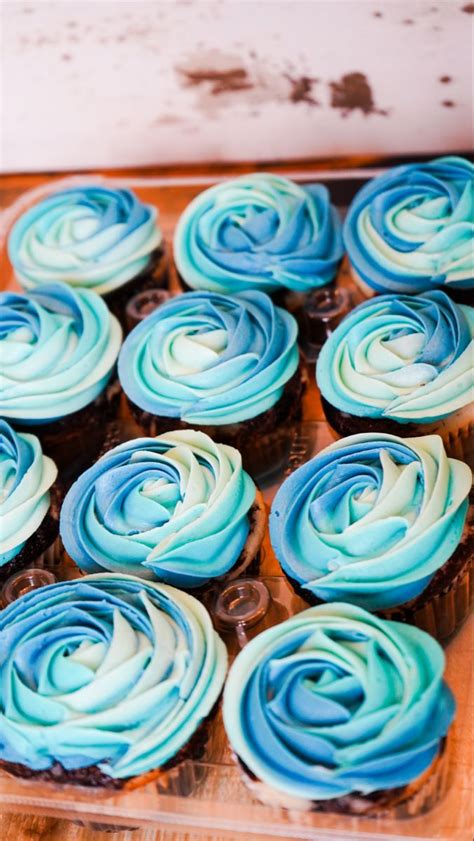 Različni stili poročnih tort (večnadstropna, gola, moderna, ombre, cupcakes)