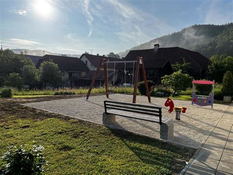 Fotografija urejenega otroškega igrišča in zunanjosti Pizzerije Hram Gorjan