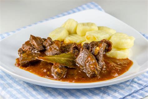 Sestavine za domači golaž: meso, čebula, začimbe