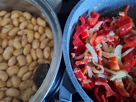 Sestavine za prebranec: beli fižol, čebula, paprika, pelati in začimbe