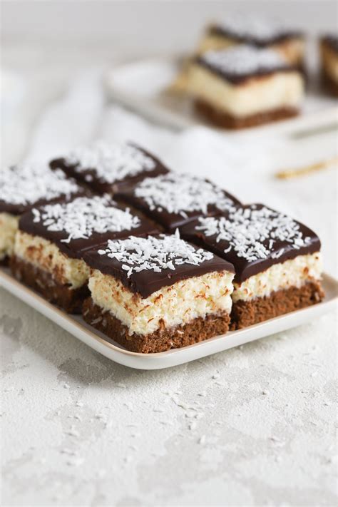 Različni primeri malih čokoladnih peciv, kot so brownies, bounty rezine in piškoti