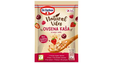 Tematska fotografija različnih načinov uporabe jabolčne kaše (palačinke, ovsena kaša, jogurt)