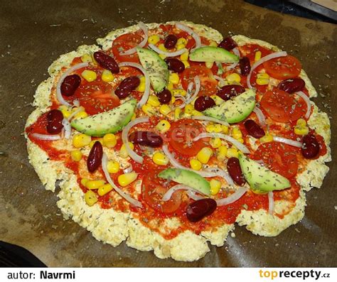 Veganska pizza z različnimi sestavinami