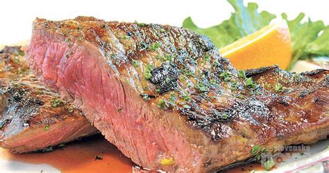 Tematska fotografija: Sočen steak na krožniku